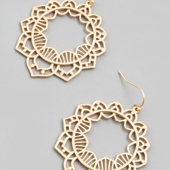 ❌SOLD❌Floral Matte Earrings - Picture 3 of 3